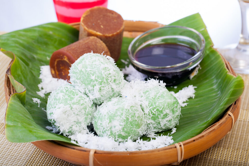 Heerlijke onde klepon gevuld met palmsuiker