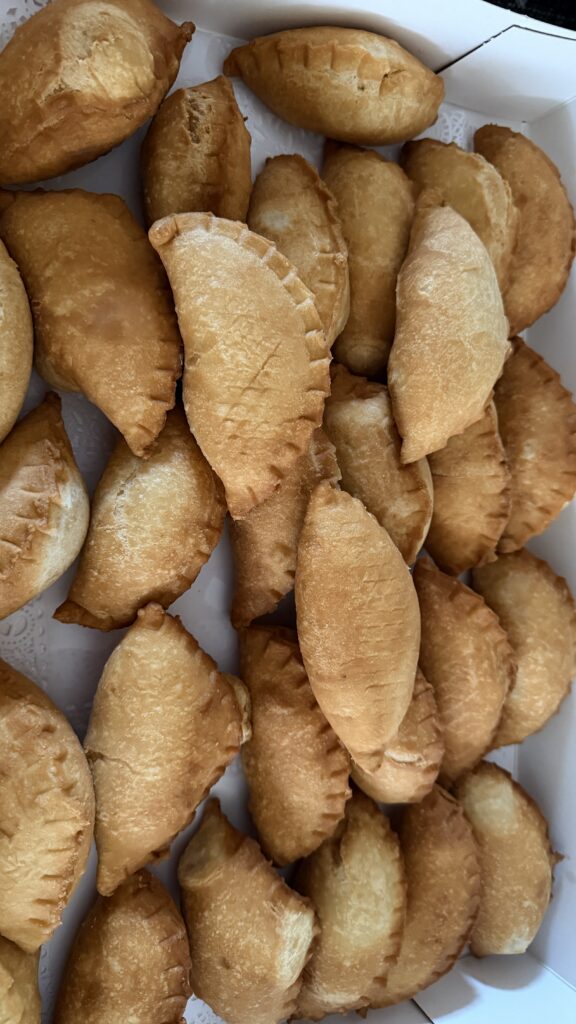 Pastei met kip Pastei is gemaakt van deeg en is gevuld met kip en groenten.