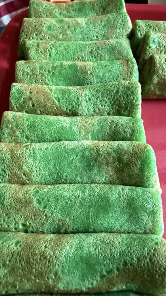 Kue Dadar Gevulde pannenkoek met pandansmaak en gevuld met heerlijke kokos.